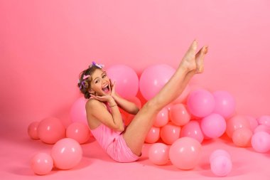 Küçük kız rüya, punchy pastel, spor. Doğum günü dekor, çocukluk. Mutlu çocuk giyim Hava balonlar altında. Retro çocuk kız, pin up, fitness. Pijama partisi balonlar pembe studio arka plan üzerinde.