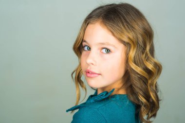 şık sevimli çocuk gri arka plan üzerinde poz