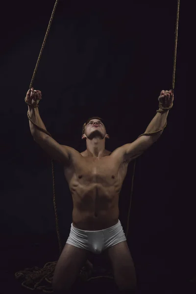 Homem Com Corpo Musculoso Corda Ginasta Circo Pilates Treinamento Ioga — Fotografia de Stock