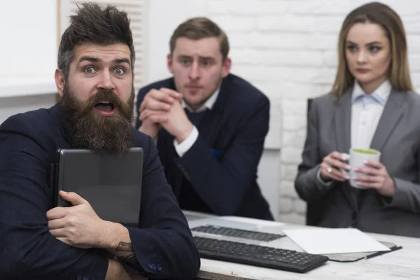 Man Beard Surprised Face Holds Laptop Bosses Coworkers Colleagues Background — Stock Photo, Image