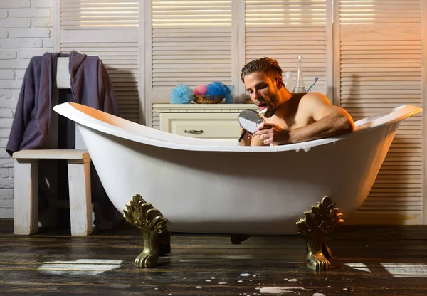 Hombre Musculoso Afeitando Barba Baño Higiene —  Fotos de Stock