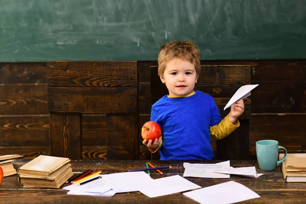 Μικρό Αγόρι Αεροπλάνο Χαρτί Και Μήλου Στην Τάξη Παιδί Στο — Φωτογραφία Αρχείου