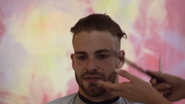 Männerfrisur Der Friseurschere Tolle Zeit Beim Friseur Fröhlicher Junger Bärtiger — Stockvideo