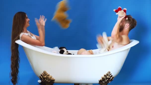 Speelgoed Badkuip Luxe Bad Mooie Meid Mooie Man Mooie Vrouw — Stockvideo