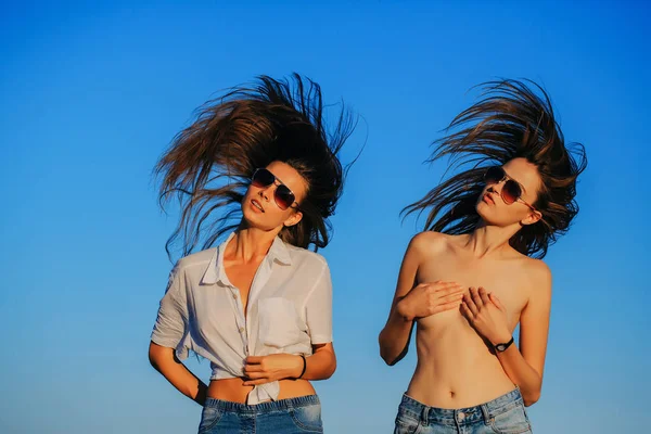 Две Девушки Довольно Сексуальными Лицами Длинные Лестные Волосы Черных Солнцезащитных — стоковое фото