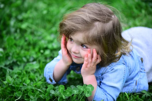 Lindo Niño Sonrisa Césped Hierba Verde Niña Relajarse Primavera Verano —  Fotos de Stock