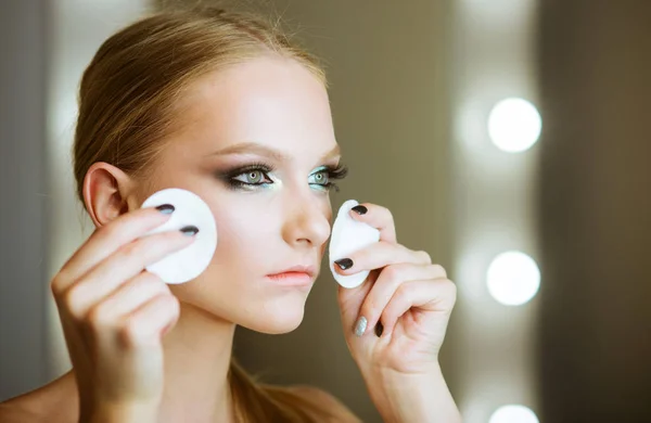 Skincare Model Med Vatrondeller Hud Til Smuk Kvinde Ansigtshud Behandling - Stock-foto