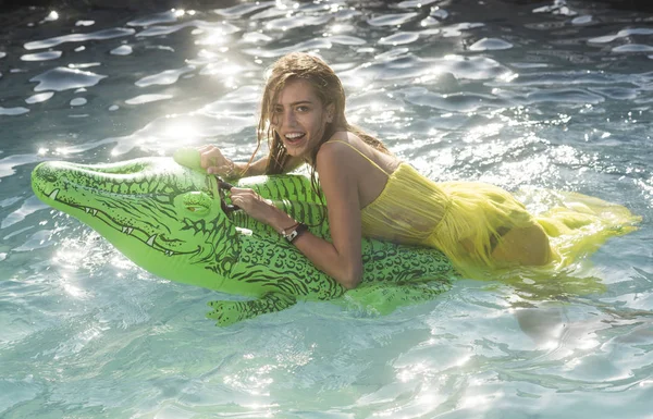 Aventures Fille Sur Crocodile Femme Sexy Sur Mer Avec Matelas — Photo