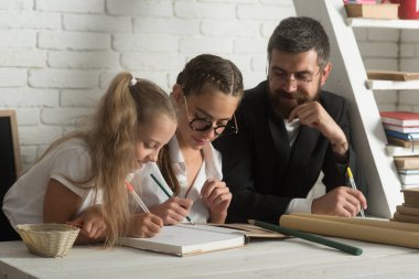 Baba ve kızı beyaz ev okul yazma. Baba Çocuk evde çalışmaya yardımcı olur.