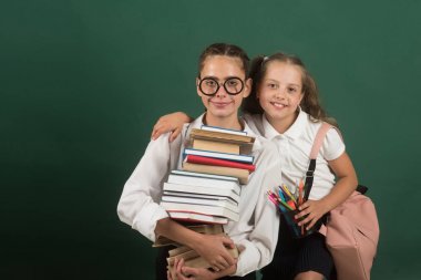 Kitap aşığı. Okulda çalışma sert, uzay kopyalamak hazır