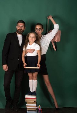 insanların bilgi ve eğitim okulda - mutlu öğrenci kız ve genç kadın ile kitap kütüphane öğretmen man yakınındaki almak.
