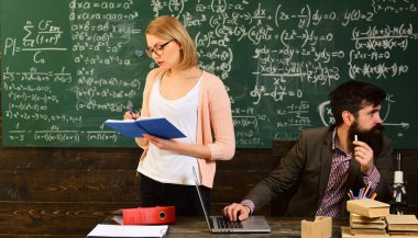 Öğretmen vardır onun learningteacher sevgisi onun tutkusu olan eğitim, üniversite, okul dön, yuvarlak ahşap bir masa üzerinde eski kitaplar Final sınavı test öğrencilere ilham kendi,