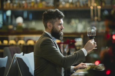 Romantik bir akşam yemeği. ayakta ve tutan kadehlerin genç adam
