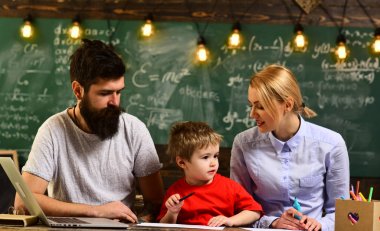 Kapalı - atölye sırasında yetenekli Koç üretken şık üniversite Ardiles ile Kütüphane, kitap okuyan üniversite öğrencileri eğitim Üniversitesi erkek hoparlör iş eğitimi yürütmektedir,