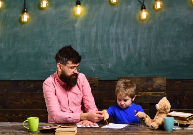 Internet okul kavramı. Uluslararası öğrenci online test bireysel yapma. Öğretmen öğrencinin öğrenme stilleri karşılamak için teknikleri ayarlar.