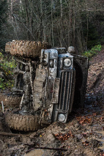 어두운 배경에 더러운 Offroad 차입니다 Suv는 잎으로 경로에 위험한 상황에서의 — 스톡 사진