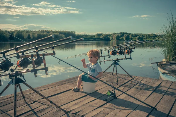 アクティビティ スポーツ 木製の桟橋で釣り竿と釣り子 — ストック写真