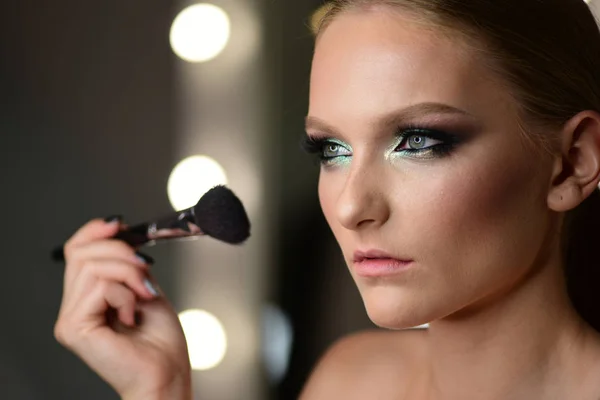 Joven Hermosa Mujer Aplicando Maquillaje Cara Por Cepillo — Foto de Stock