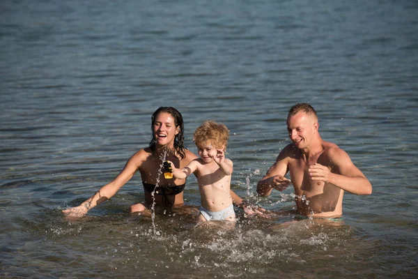 孩子与父亲和母亲 孩子在水中玩耍与父母 — 图库照片