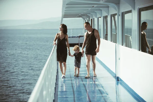 Μητέρα Και Πατέρας Παιδιά Τους Ταξιδεύουν Πλοίο — Φωτογραφία Αρχείου