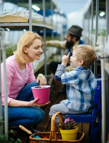 Blond Kid Talking His Mum While Pointing Mother Son Sitting — Stock Photo, Image