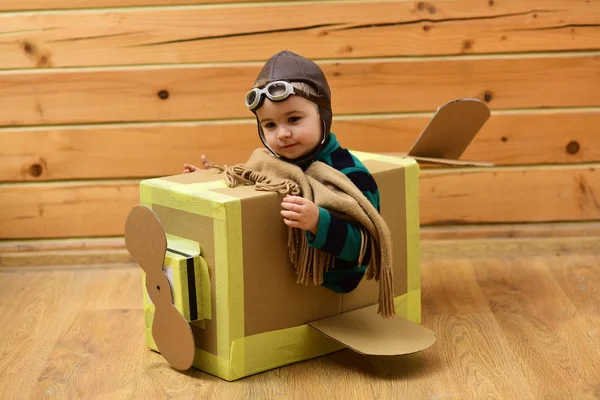 Chłopcy Gry Pilotażowe Latające Karton Pokoju Dzieci — Zdjęcie stockowe