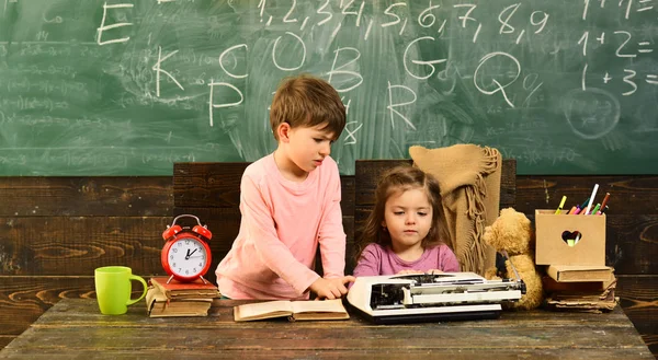 Uppmärksam Schoolkid Gör Sin Matteläxa Klassrum Skolan Uppmärksamma Elever Skriva — Stockfoto