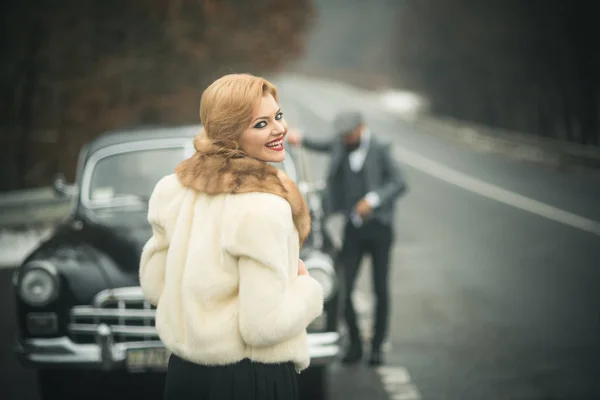 Engate Mulher Bonita Por Homem Barbudo Pegar Conceito Estrada — Fotografia de Stock