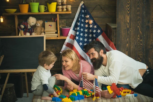 Mama Tata Dziecko Grać Kolorowe Bloki Tworzyw Sztucznych Uśmiechający Się — Zdjęcie stockowe