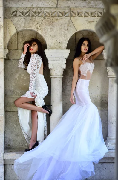时装模特或公主礼服 婚礼时装和美容院 性感的女孩穿着白色的礼服和时髦的头发 妇女在石头古专栏在夏天 新娘女孩在婚礼仪式在城堡 — 图库照片