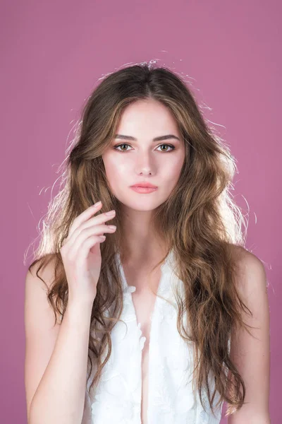Žena Růžovém Pozadí Letních Šatech Sexy Dívka Bílých Šatech Elegantní — Stock fotografie