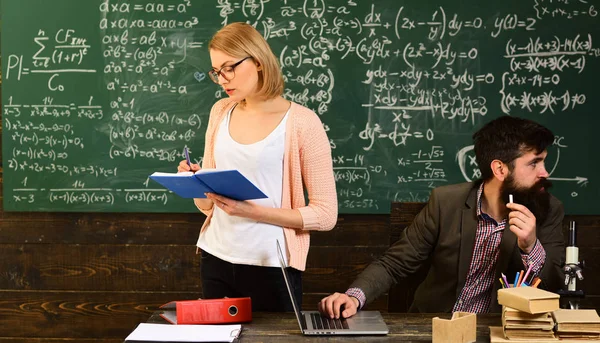 Profesor Tiene Propio Amor Por Aprendizajeprofesor Inspira Los Estudiantes Con — Foto de Stock