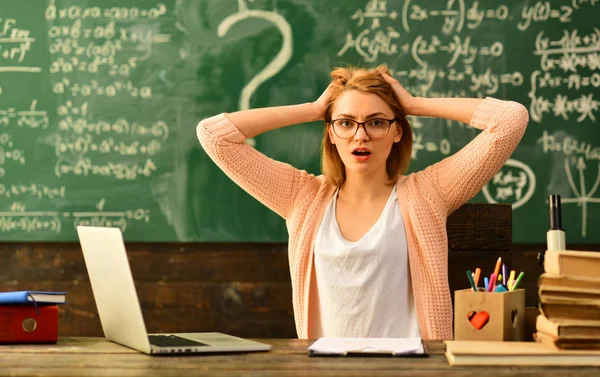 Preocuparse Los Estudiantes Tienen Problemas Con Las Matemáticas Los Buenos —  Fotos de Stock