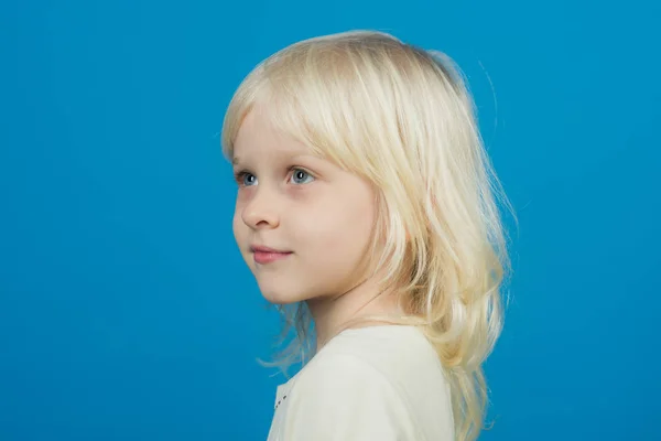 年轻嫩肤的小女孩 蓝色背景金发碧眼的小女孩 — 图库照片