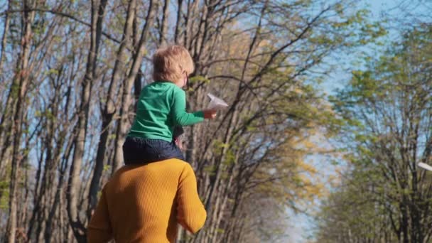 Lycklig Familj Insättning Kredit Koncept Resor Konceptet Investeringar Ljusa Framtid — Stockvideo