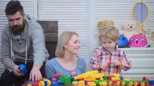 Jovem Família Jogar Jogo Com Blocos Plástico Construção Conceito Jogos — Vídeo de Stock