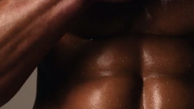 Altı paketi, göğüs kasları, triceps atletik beyaz adam. Güzel erkek torso, ab.