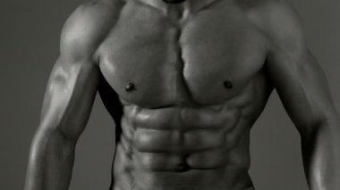 Altı paketi, göğüs kasları, triceps atletik beyaz adam. Güzel erkek torso, ab.