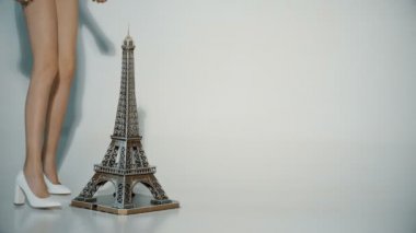 Eyfel Kulesi Paris Studio güzel kızla. Siyah gömlek ve beyaz ayakkabı kattaki Eyfel Kulesi yakınında oturan zarif Paris genç kadın. Turist hayalleri neşeli kız romantik Fransa gezisi