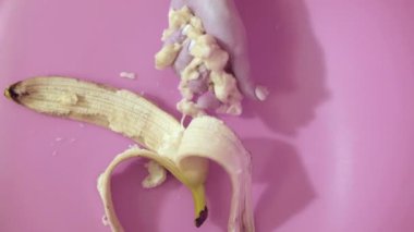 Sık, muz el ile şut. Muz puding el ile yapma.