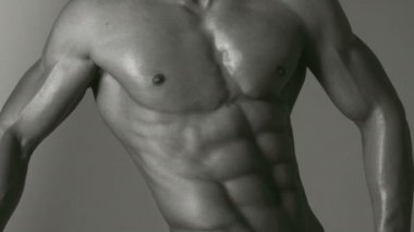 Sporcu, kaslar, sporcu adam, triceps. Atletik beyaz, altı paketi, göğüs kasları, triceps. Güzel erkek torso, AB Steroid, vitamin, protein doping, anabolik, spor. Vücut geliştirmeci, vücut geliştirme.