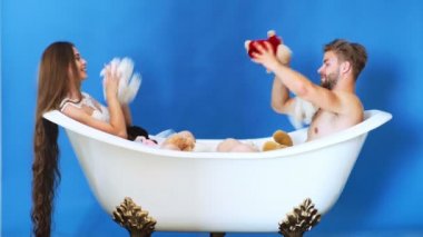 Oyuncaklar. Küvet. Lüks küvet. Güzel kız. Güzel adam. Küvet oyuncaklarla oynamak güzel bir kadın. Küvet içinde genç Çift