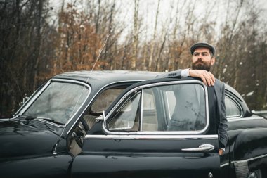 Eskort erkek ya da güvenlik görevlisi. Araba sakallı adam. Vintage otomatik arama çocuk. Retro koleksiyonu araba ve otomatik mekanik sürücü tarafından onarın. Seyahat ve iş gezisi ya da aksaklık hiking.