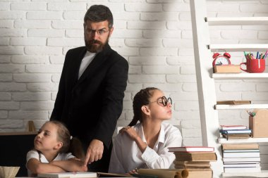 Eğitim ve bilgi gün. eğitim okul ders oturan kız.