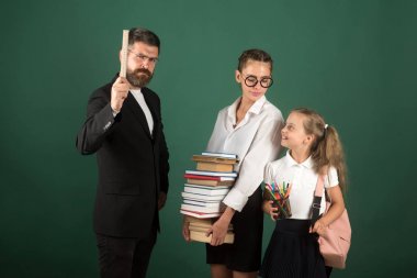 Bilgi gün eğitimde. küçük kız ve Genç kız kardeşi okulda eğitim