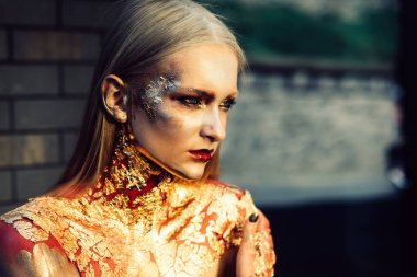 Cilt, yaşlanma kavramı yaş. Yaş, kırışıklık, cilt sorunu, sağlık.