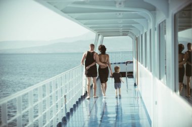 Anne geri oğul ve baba gemi güvertesinde yürüyüş mayo giymiş