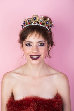 Güzel kadının güler yüz ile bak. Güzel kız bakmak ve şık tarzı.