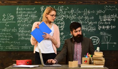 Eğitim ve okuma-yazma kavramı - lise öğretmeni sınıfta ders vermek, büyük öğretmenler neyin öğrenciler baktılar ettiğini bulun ve kullanın, iyi öğretmenler büyük soru sormak öğrencilere yardım