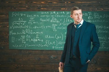 Kitap ve sınıfta poz gözlüklü genç aristokrat. Elit eğitim kavramı.